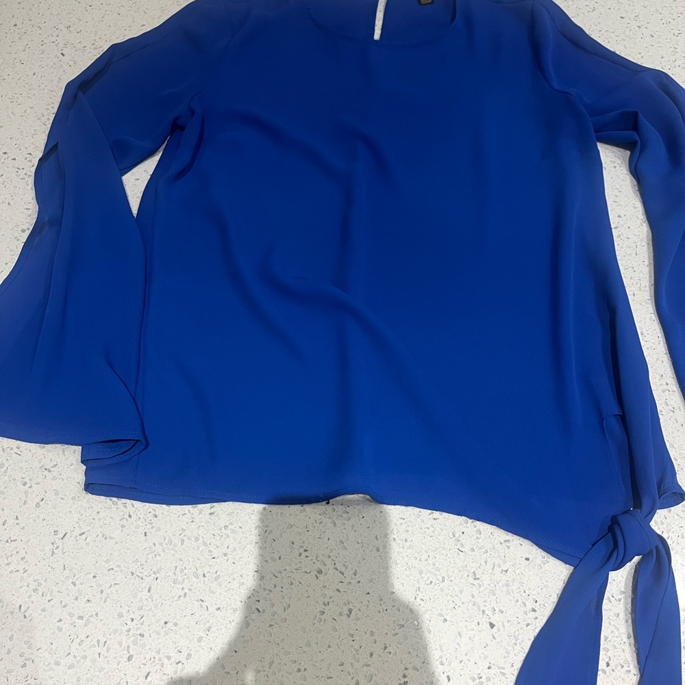 Blue Blouse from Thalia Sodi. Very elegant in Excellent condition.